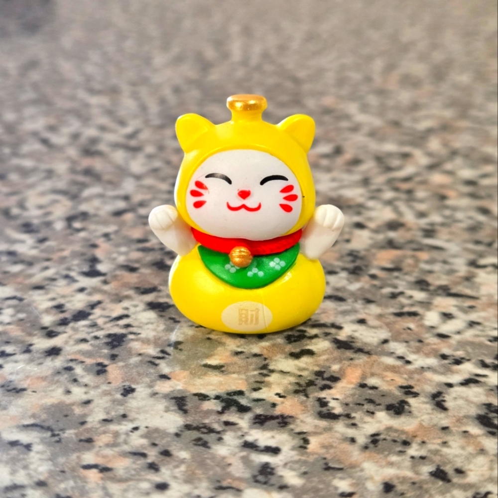 🍒🍒 Yellow Lucky Maneki-neko Cat Figurine